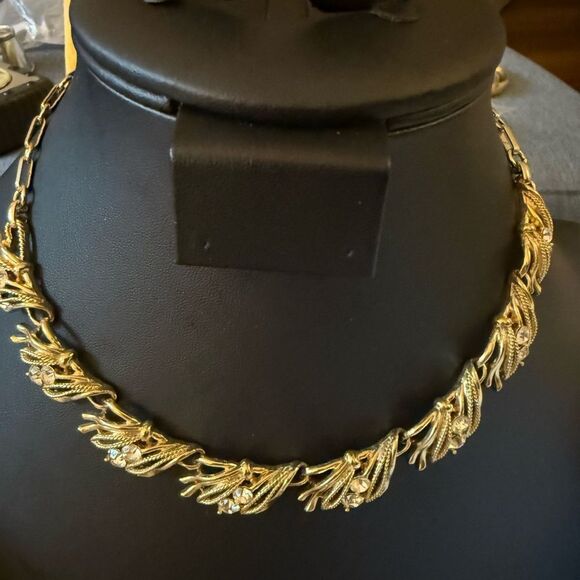 Signed Lisner 1960’s GoldTone Chocker Necklace with Aurora Borealis Accents. - Picture 2 of 7